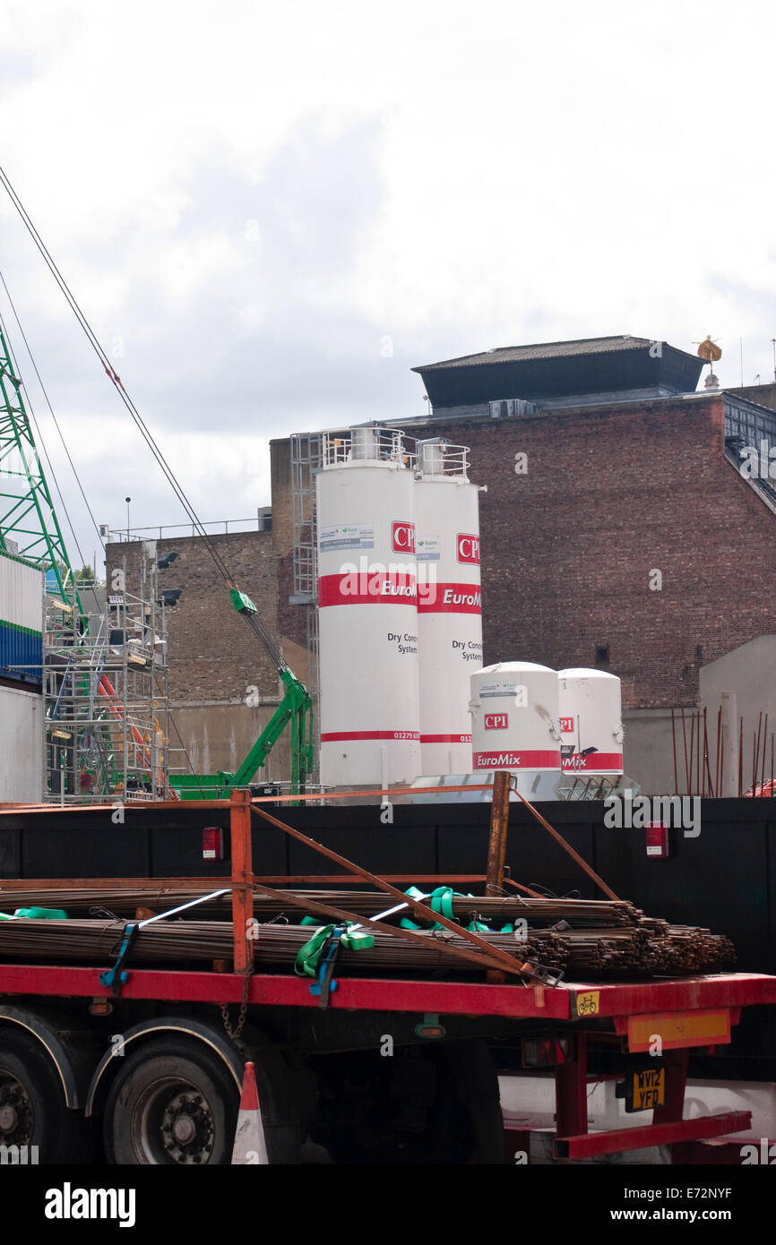 Mezcladoras de Hormigón Euromix silo en un sitio de construcción industrial Foto de stock