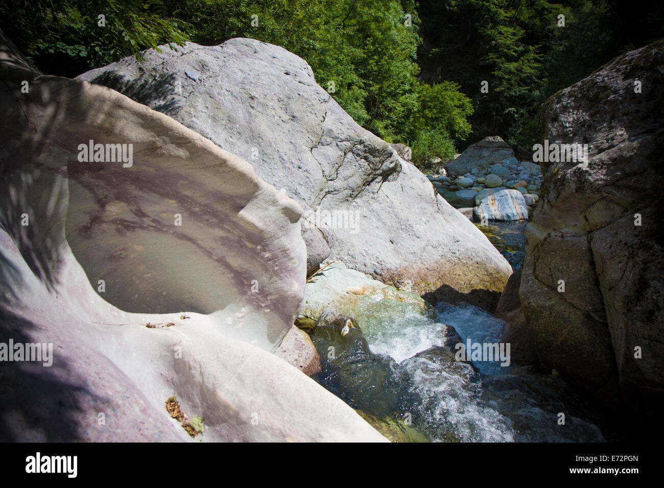 Rocas Blancas talladas por el río Brembo Val Brembana Foto de stock