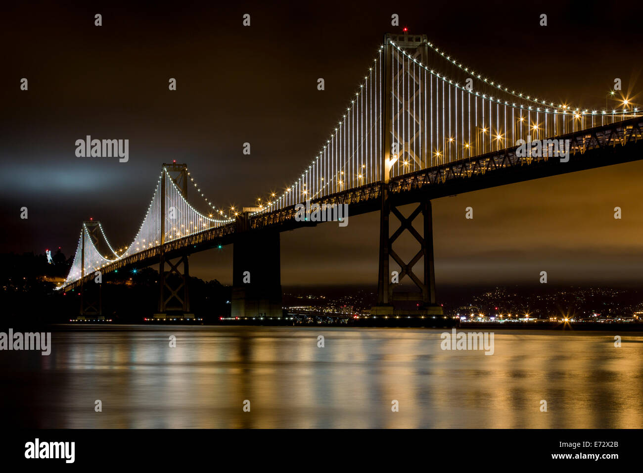 Ángulo de visión baja de puente colgante. Foto de stock