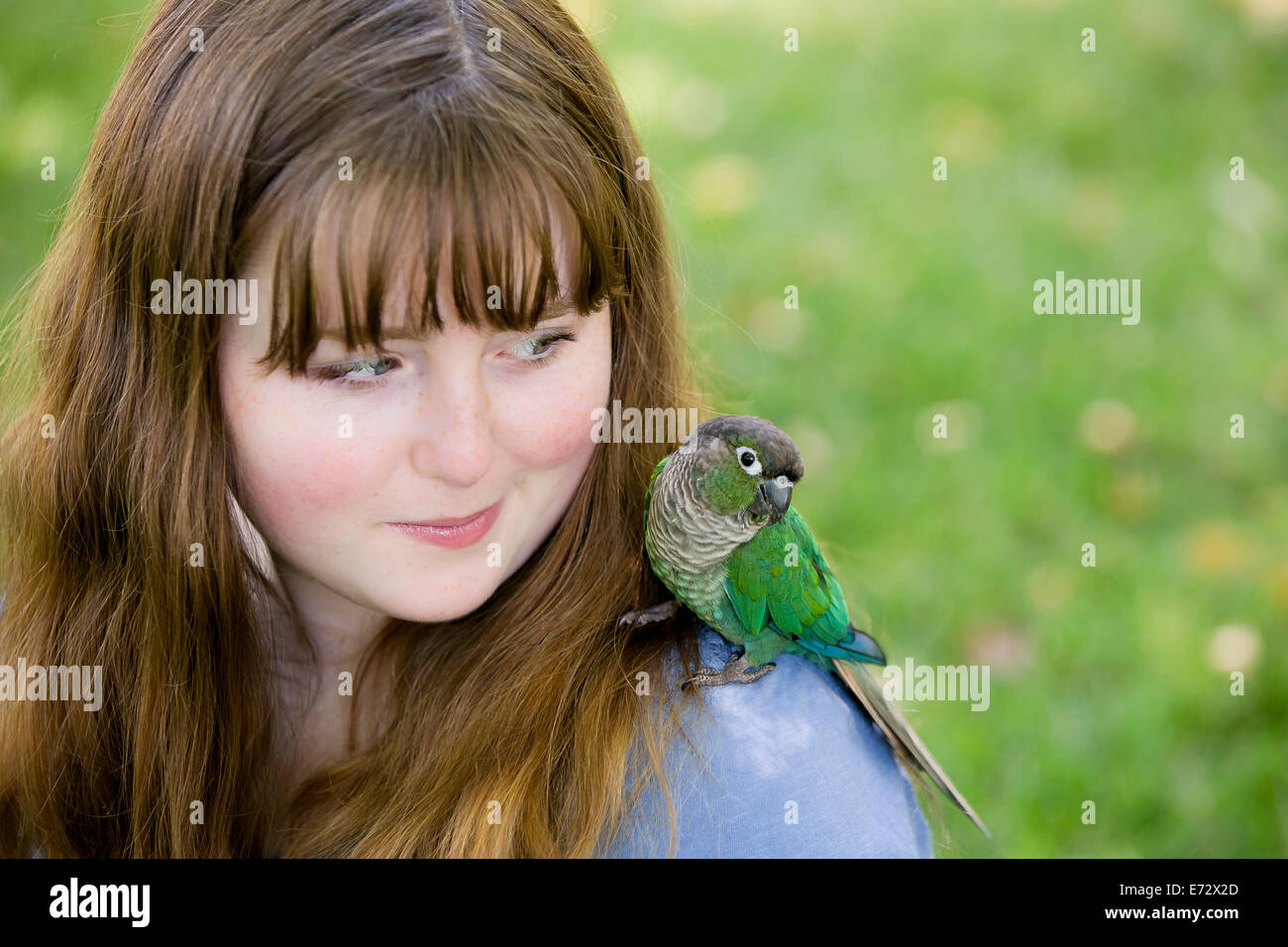 Adolescente (13-15) con parrot Foto de stock