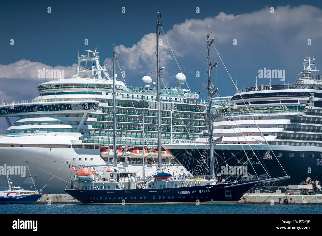 Los cruceros del Puerto de Corfú Foto de stock
