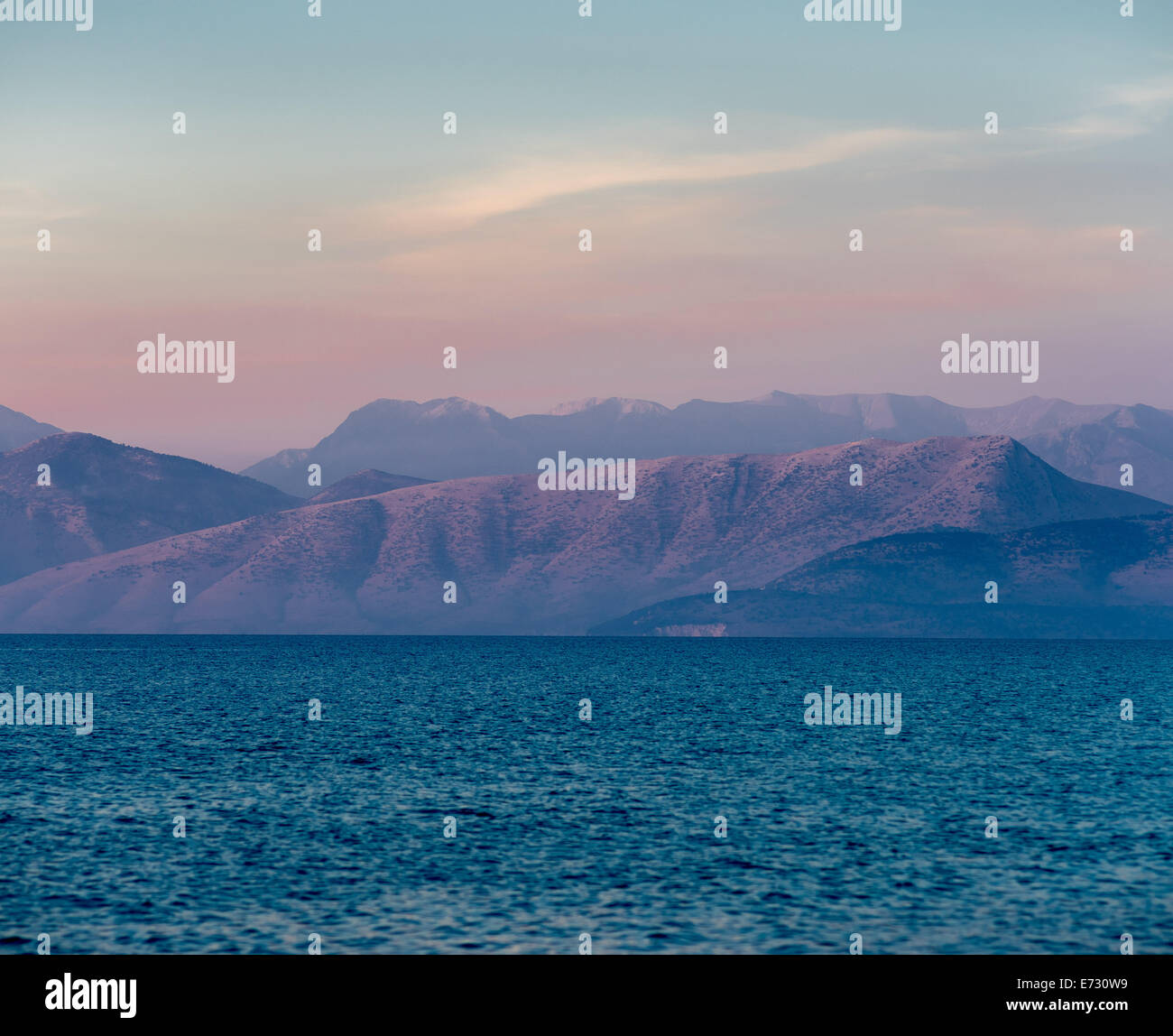 Puesta de sol sobre la costa albanesa frente Roda Corfu Foto de stock