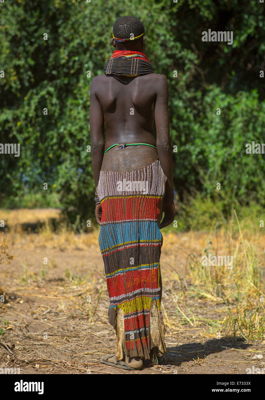 Retrato de una tribu Nyangatom chica con Falda Bordada tradicional, omo  Valley, Kangate, Etiopía Fotografía de stock - Alamy