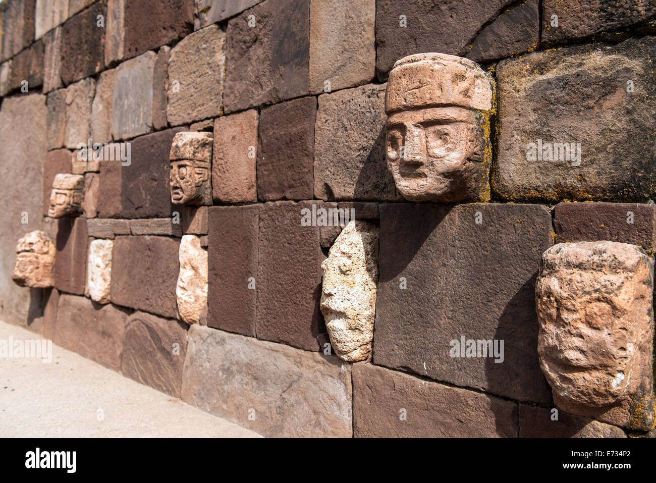 Caras de piedra de Tiahuanaco o Tiwanaku Templo Semi-subterráneo, provincia de Ingavi, departamento de La Paz Bolivia América del Sur Foto de stock