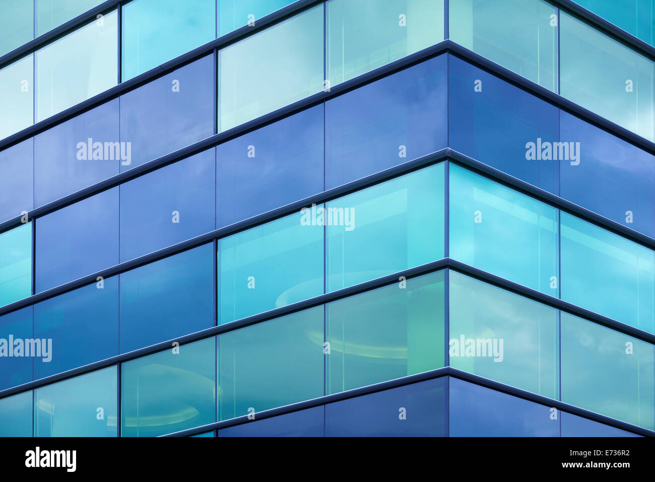Oficina moderna fachada con fragmentos de vidrio verde azul Foto de stock