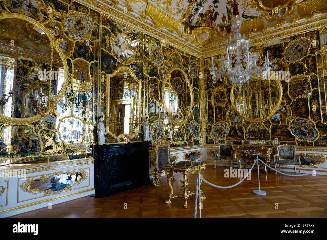 El armario de espejo sala en el Palacio de la residencia, sitio del Patrimonio Mundial de la UNESCO, Wurzburg, Baviera, Alemania, Europa Foto de stock