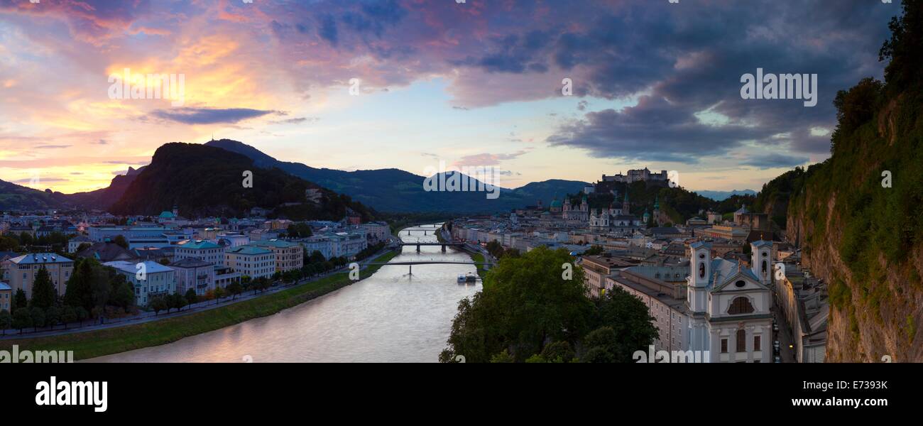 Amanecer sobre la Fortaleza de Hohensalzburg y Alt Stadt, Salzburgo, Salzburger Land, Austria, Europa Foto de stock