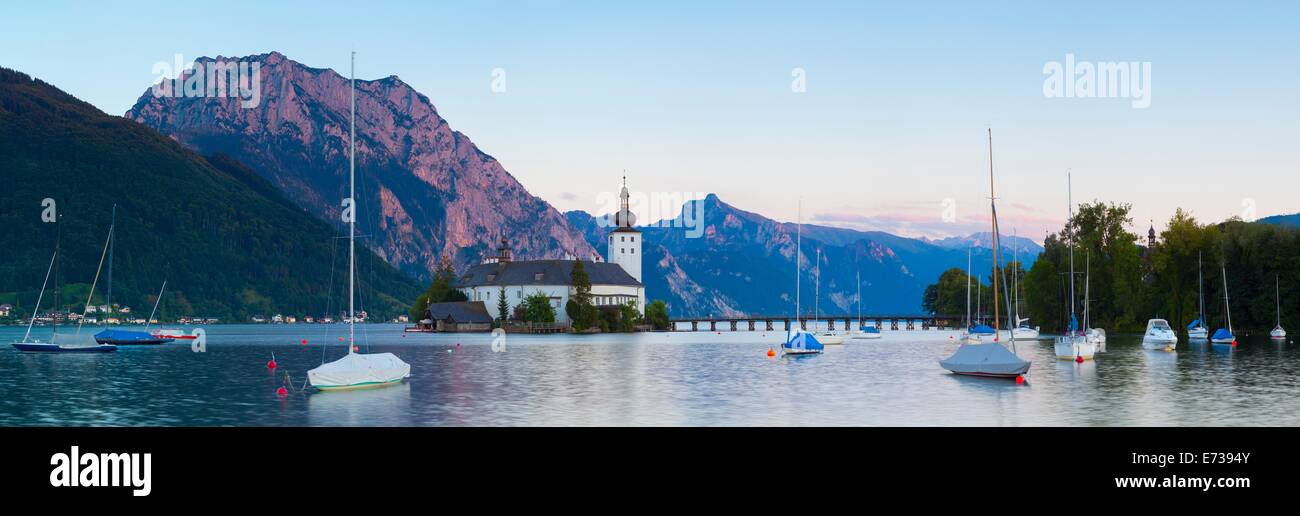Pintoresco Schloss Ort en el lago Traunsee, Gmunden, Salzkammergut, Upper Austria, Austria, Europa Foto de stock