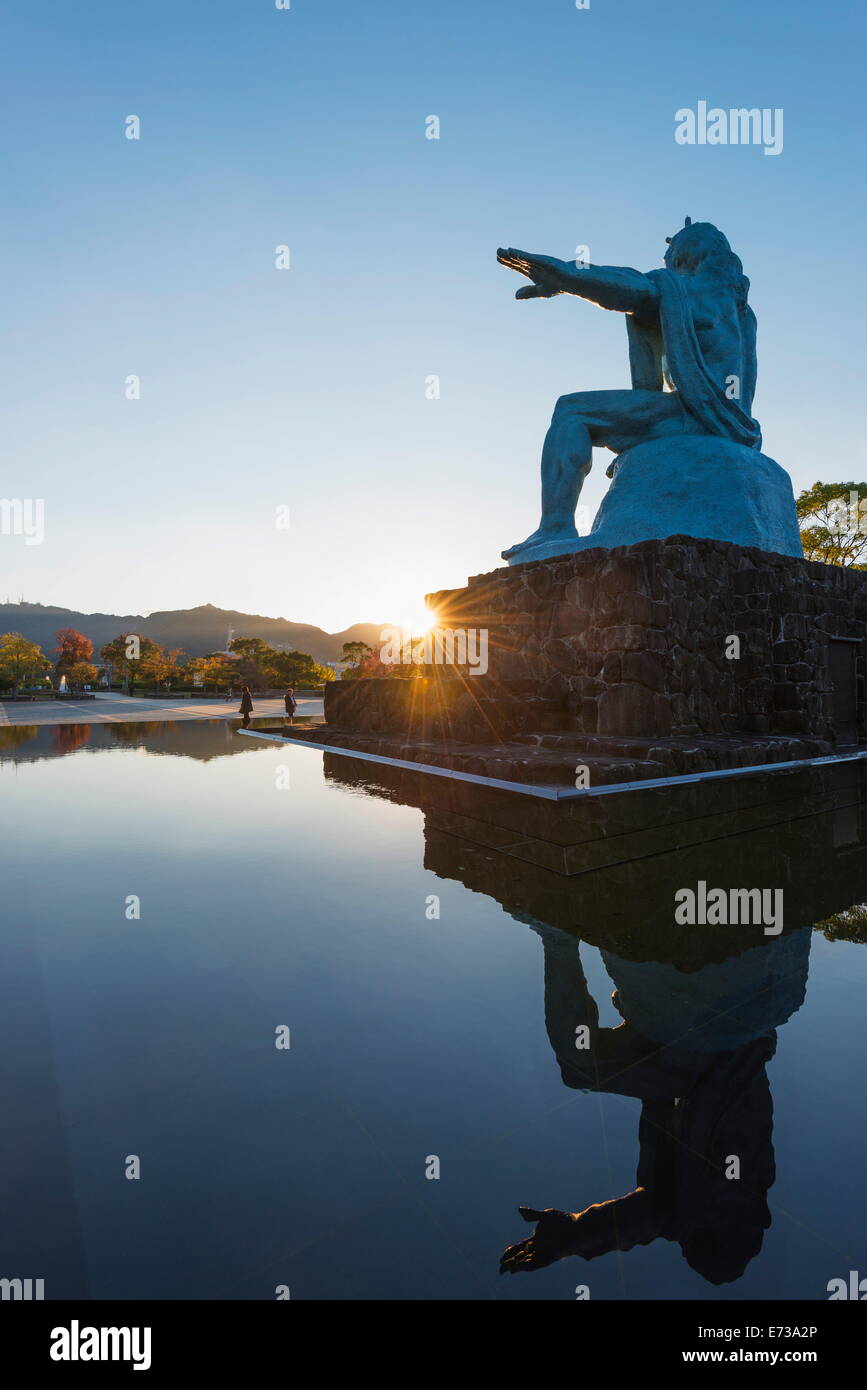 El Parque de la paz, diseñado por Seibou Kitamura en memoria de las víctimas de la bomba atómica de 1945, Nagasaki, Kyushu, Japón, Asia Foto de stock