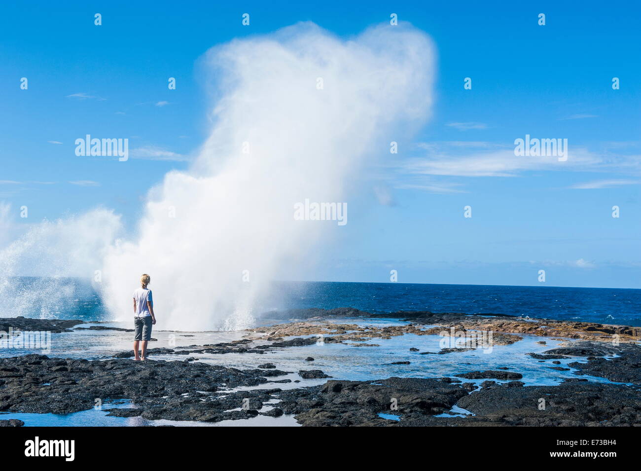 Turista disfrutando de las grandes olas en el Alofaaga aventadores en el sur de Savaii, Samoa, Pacífico Sur, Pacífico Foto de stock
