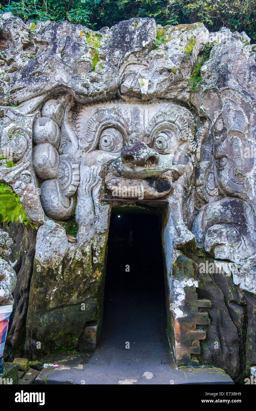 Puerta de entrada al complejo del templo Goa Gajah, Bali, Indonesia, en el sudeste de Asia, Asia Foto de stock