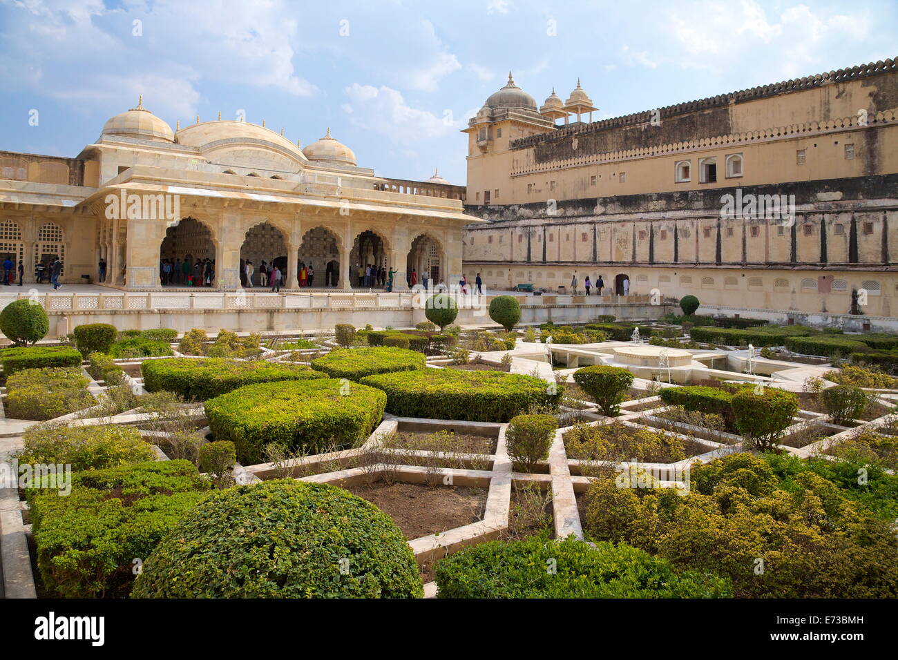 Los jardines y el salón de los espejos, Amber Fort Palace, Jaipur, Rajasthan, India, Asia Foto de stock