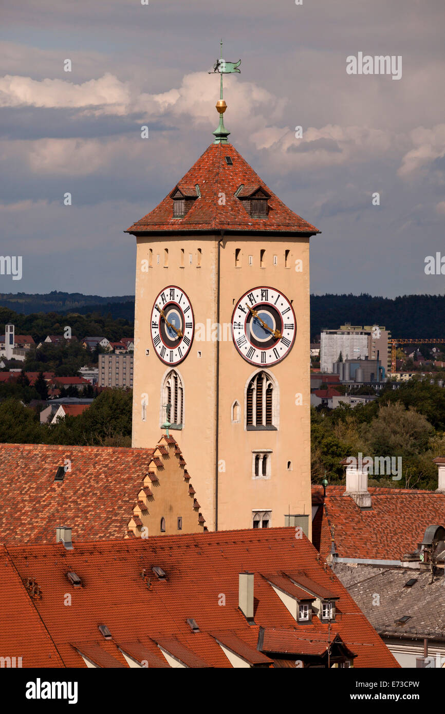 La torre del reloj del antiguo ayuntamiento en Regensburg, Baviera Foto de stock