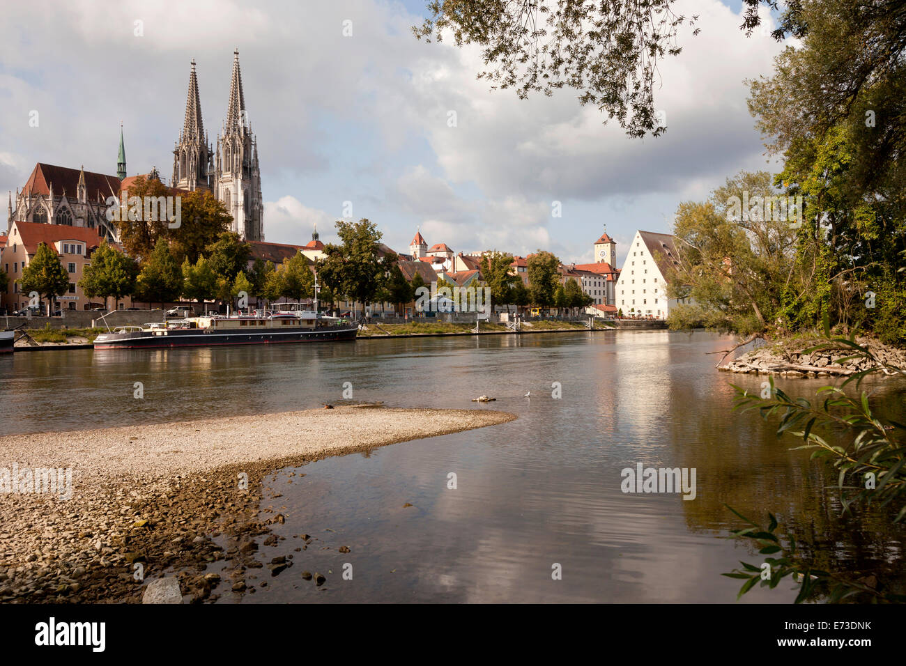 Paisaje con río Danubio, centro medieval, el ayuntamiento y la torre de la catedral de Ratisbona en Ratisbona, Baviera, Alemania, Europa Foto de stock
