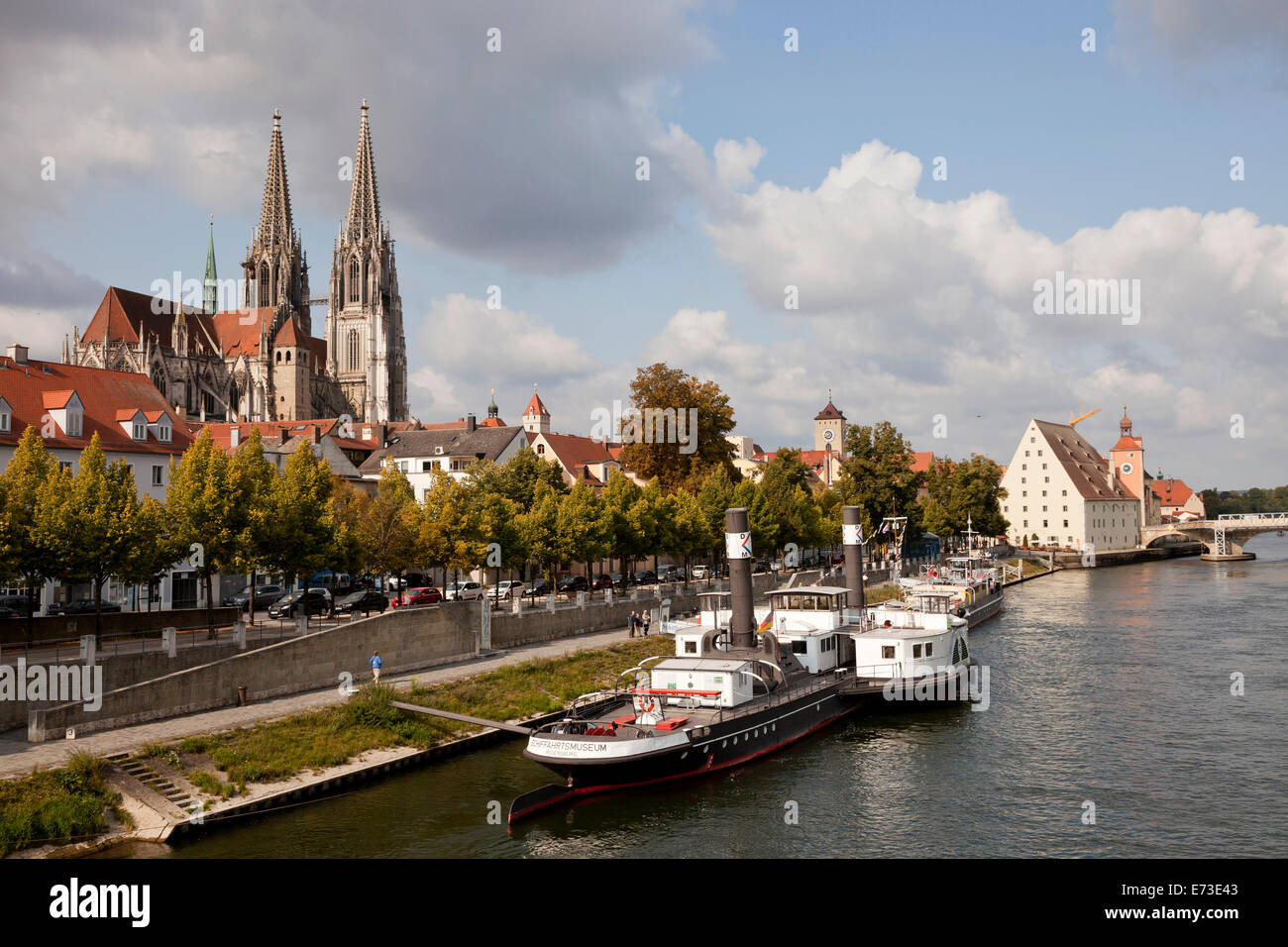 Paisaje con río Danubio, centro medieval y de la catedral de Ratisbona en Ratisbona, Baviera, Alemania, Europa Foto de stock