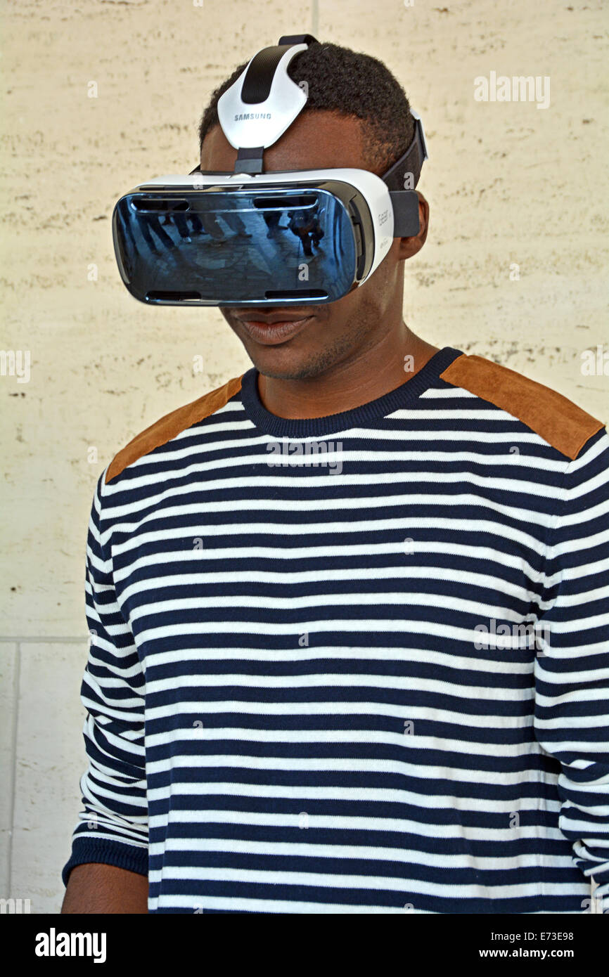 Modelo Anthony vistiendo Samsung Gear VR un nuevo casco de realidad virtual. En la semana de la moda de Nueva York Foto de stock