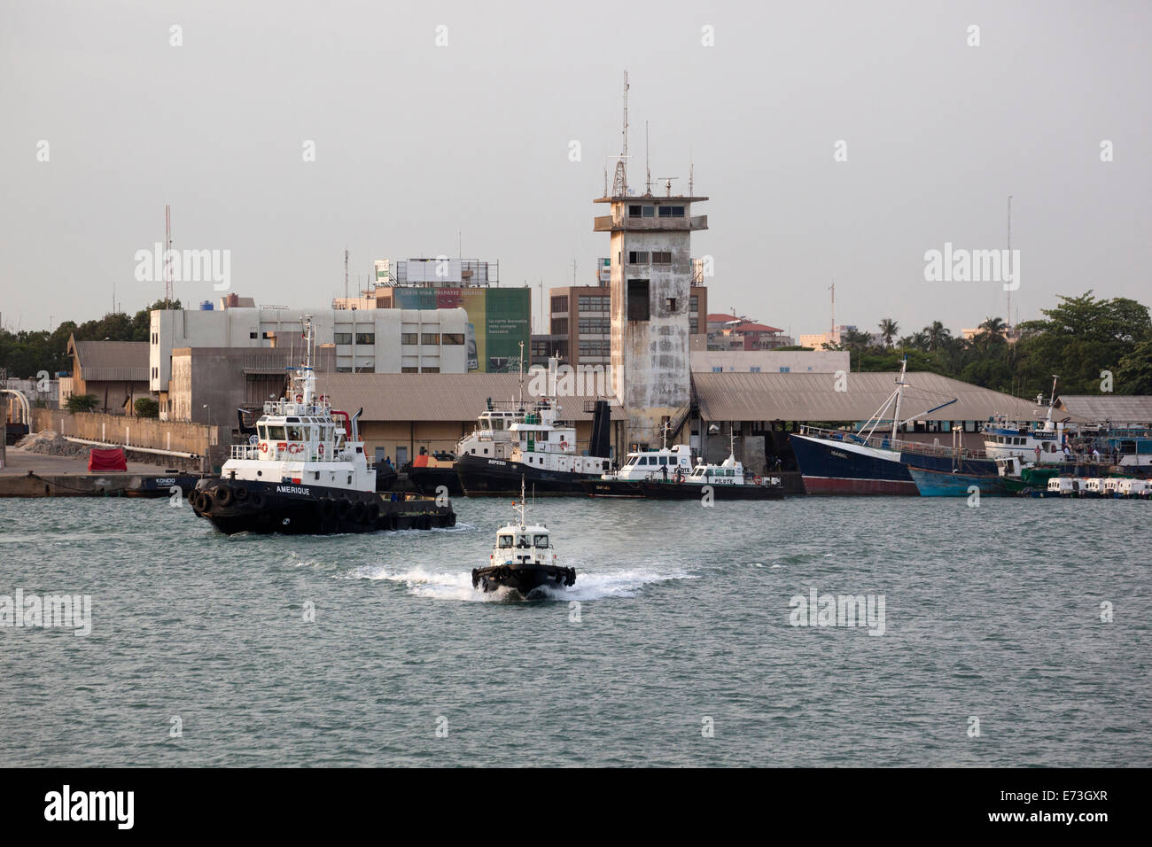 África, Benin, Cotonou. Remolcadores y lanchas piloto en el puerto de la  torre Fotografía de stock - Alamy