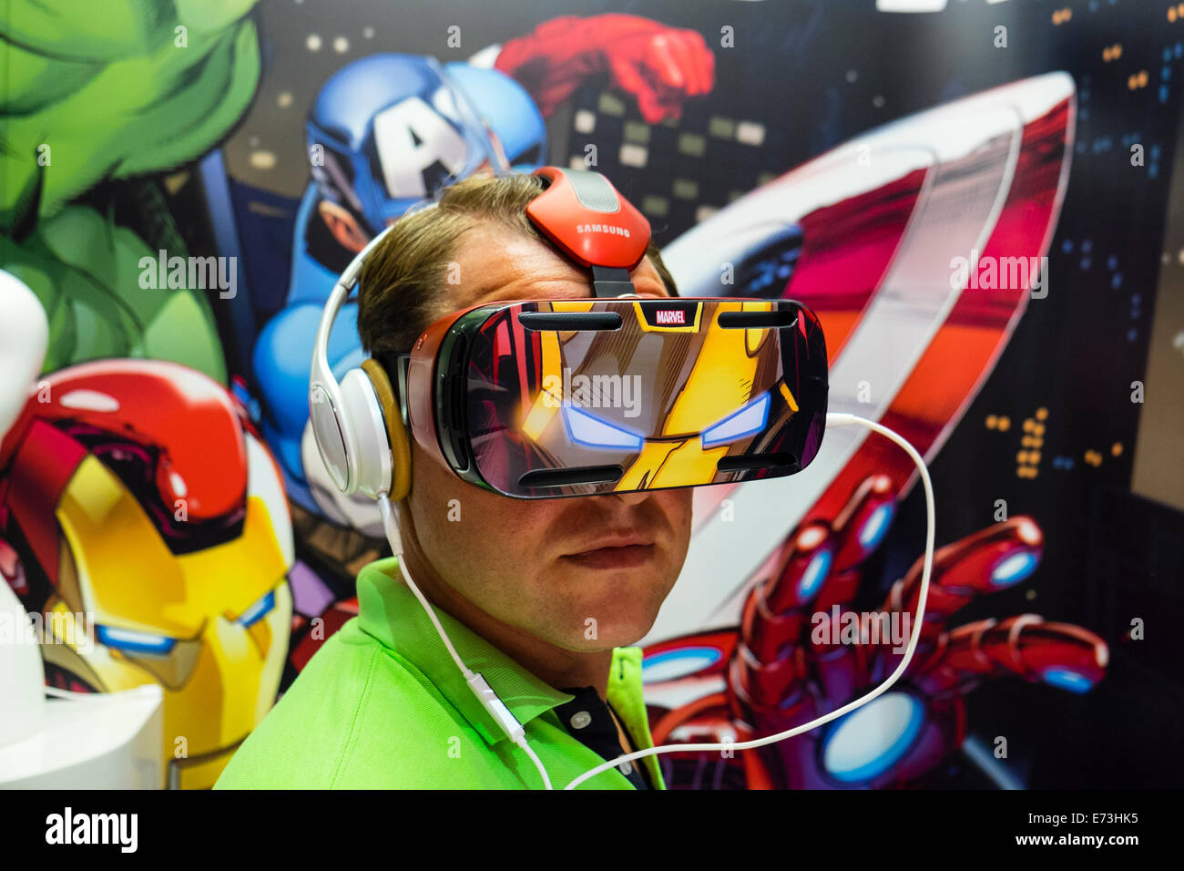 Berlín, Alemania. El 5 de septiembre de 2014. Los visitantes que usaban engranajes Samsung VR casco de realidad virtual lanzada en el IFA Berlín 2014 Crédito: Iain Masterton/Alamy Live News Foto de stock