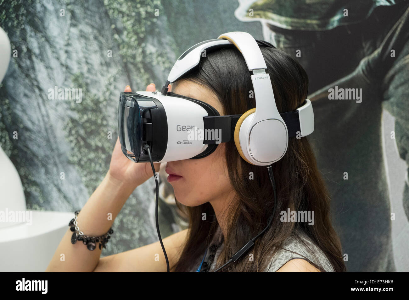 Berlín, Alemania. El 5 de septiembre de 2014. Los visitantes que usaban engranajes Samsung VR casco de realidad virtual lanzada en el IFA Berlín 2014 Crédito: Iain Masterton/Alamy Live News Foto de stock