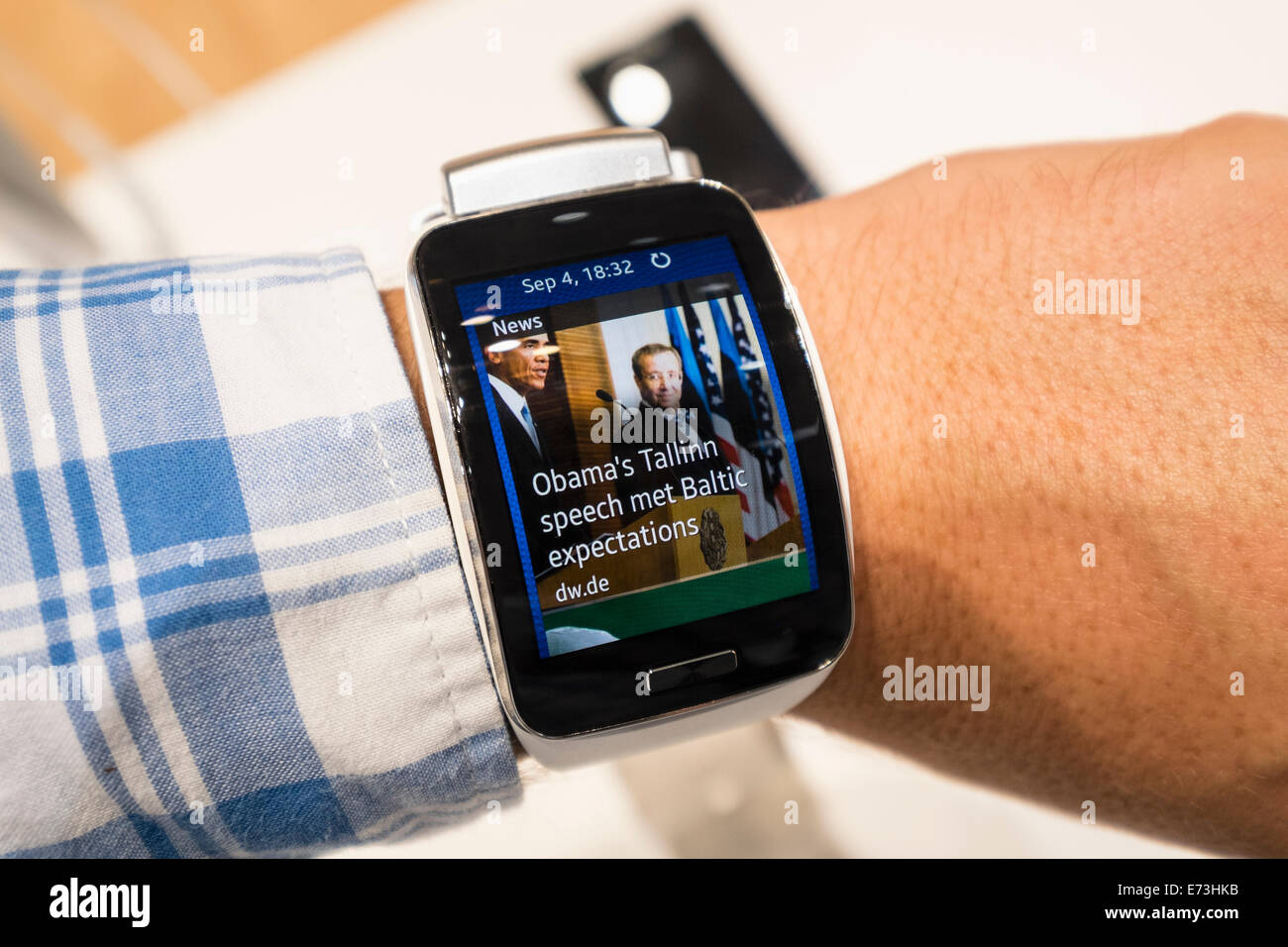 Berlín, Alemania. El 5 de septiembre de 2014. Engranaje de Samsung S smart watch showinging Últimas noticias en exhibición en el Consumer Electronics Show 2014 IFA en Berlín Alemania Crédito: Iain Masterton/Alamy Live News Foto de stock