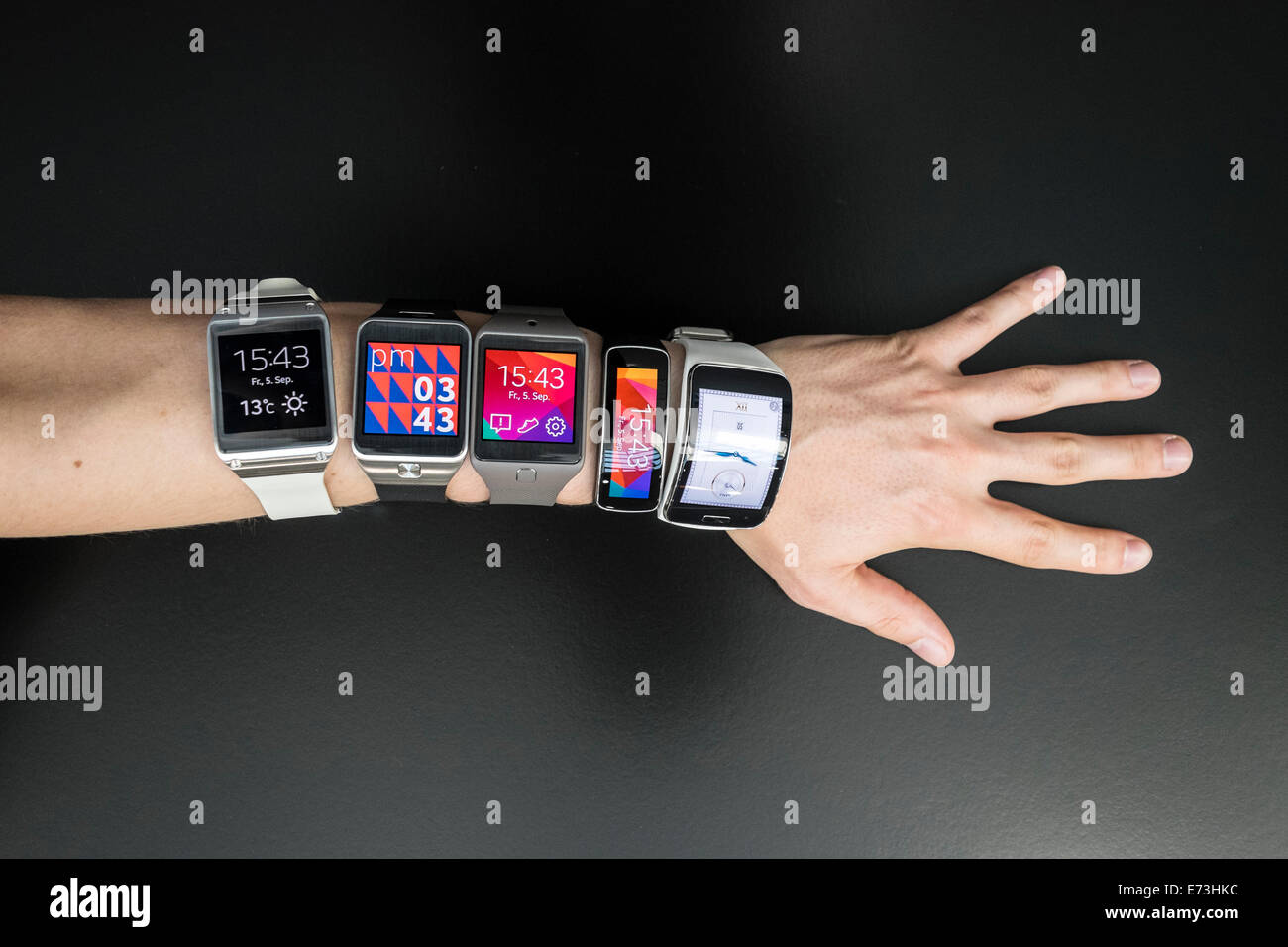 Berlín, Alemania. El 5 de septiembre de 2014. Muchos Samsung marcha relojes inteligentes aparecen en un brazo en el IFA 2014 en Berlín en el Consumer Electronics Show de crédito: Iain Masterton/Alamy Live News Foto de stock