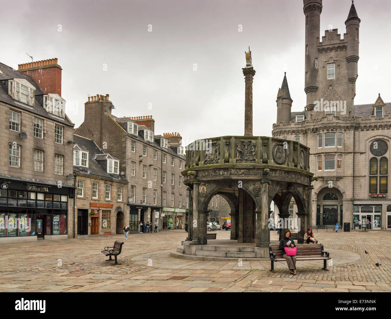 CASTLEGATE Aberdeen Scotland y el Mercado Cross en primer plano con la hilera de tiendas y casas detrás Foto de stock