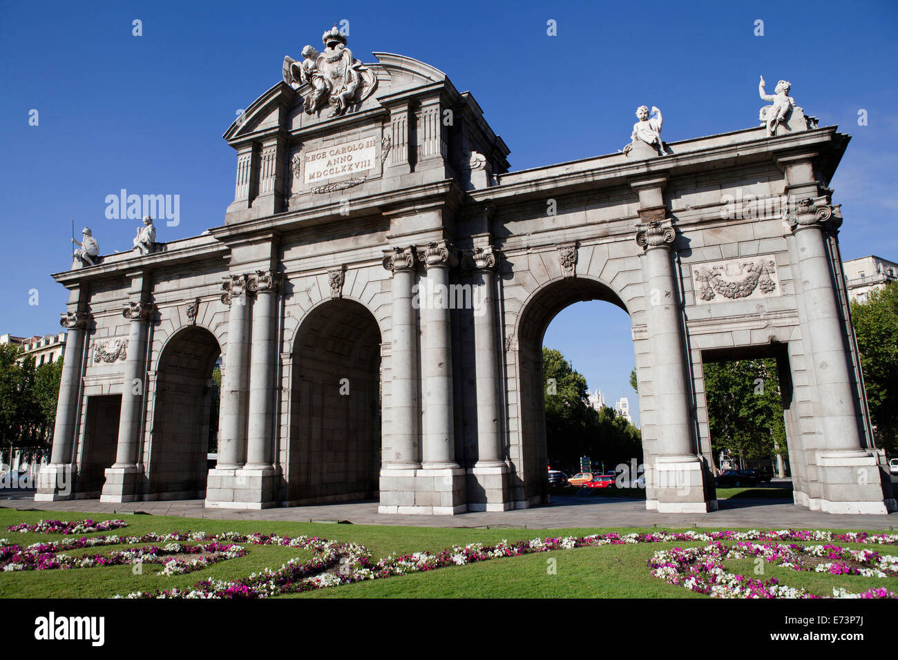España, Madrid, Puerto de Alcalá, un monumento neoclásico de la ciudad, en la Plaza de la Independencia, la Plaza de la independencia. Foto de stock