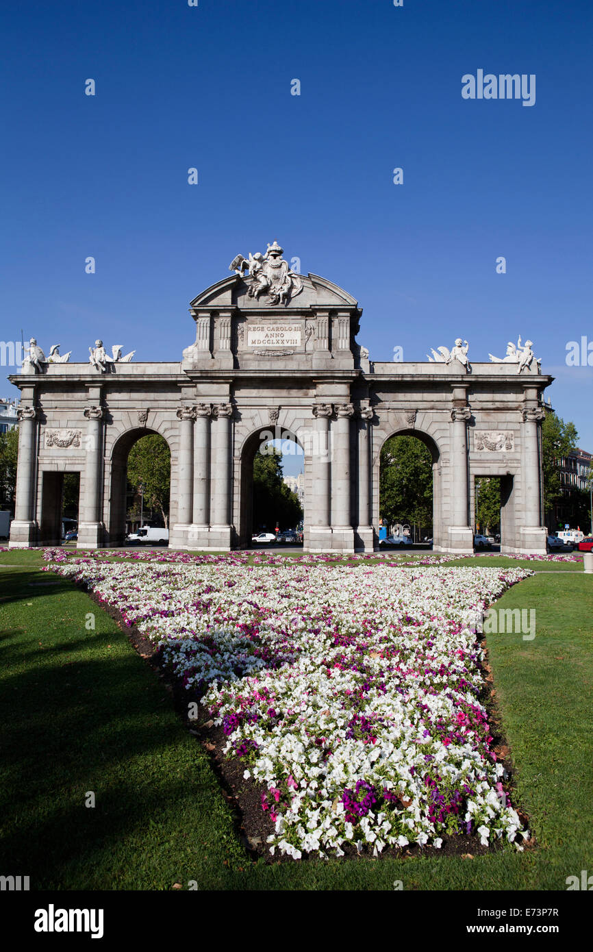España, Madrid, Puerto de Alcalá, un monumento neoclásico de la ciudad, en la Plaza de la Independencia, la Plaza de la independencia. Foto de stock