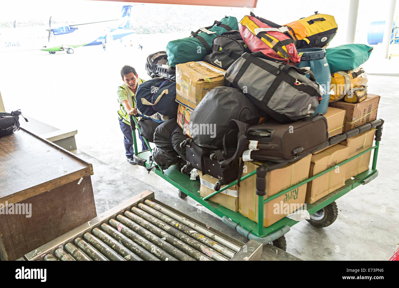 Manejo de equipaje en el aeropuerto de Mulu, Malasia Foto de stock