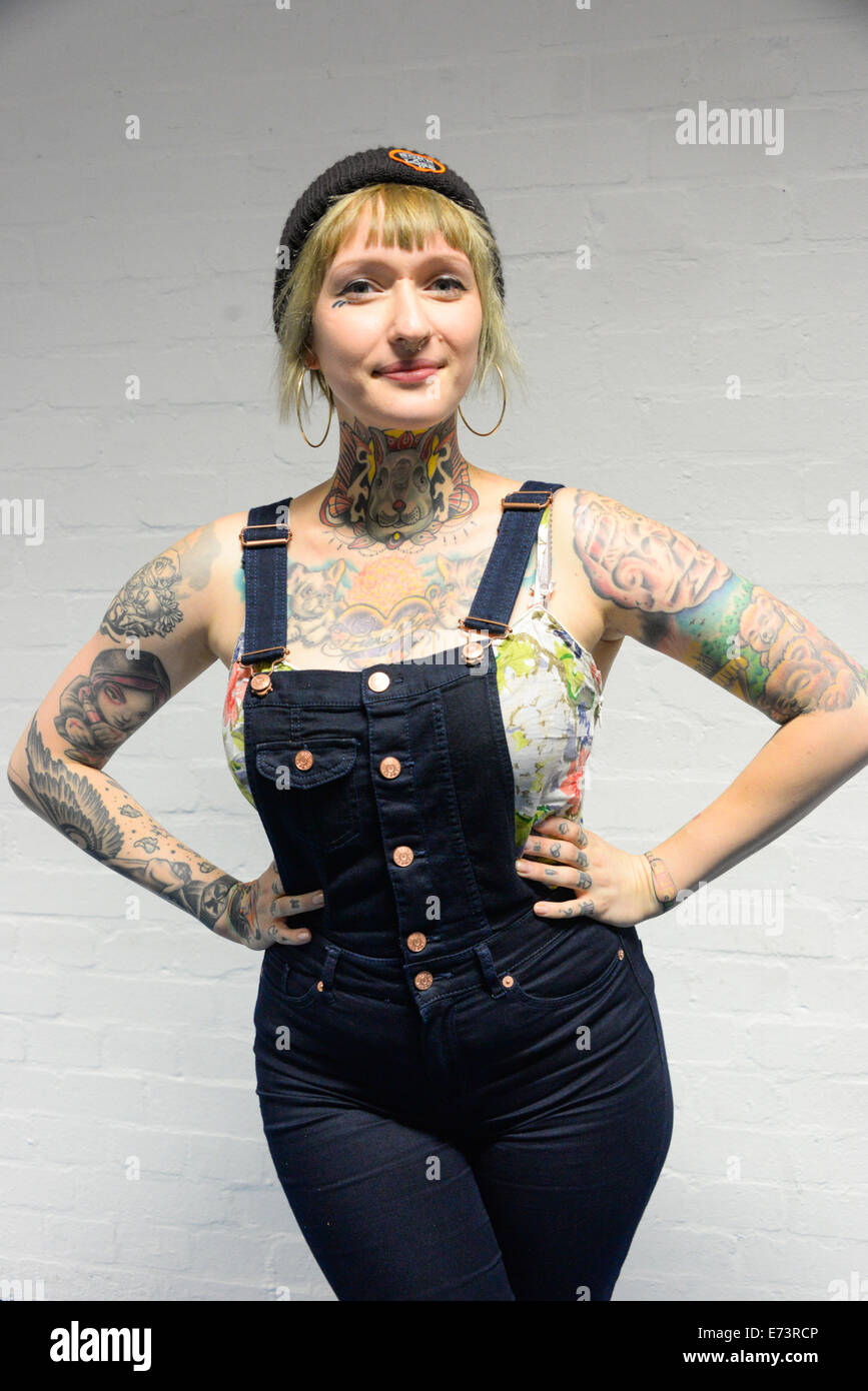 Londres, Reino Unido. El 5 de septiembre de 2014. Londres, Inglaterra, y Mel Tattoomodel Stanning motín - desde Berlín asiste a la 2ª Convención Internacional de tatuaje de sordos en St. John's Comunidad Sorda Centre en Londres. Crédito: Ver Li/Alamy Live News Foto de stock