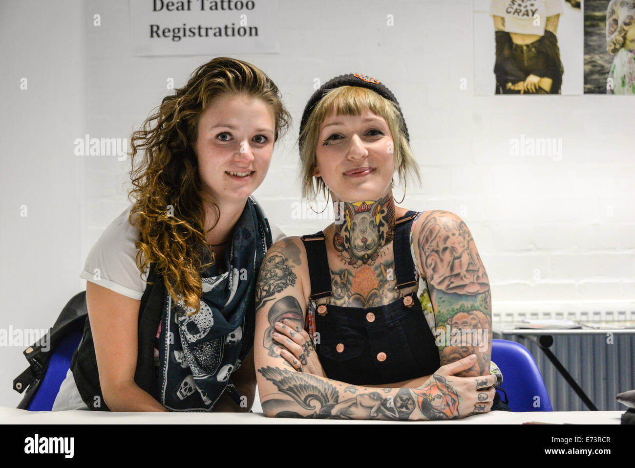 Londres, Reino Unido. El 5 de septiembre de 2014. Londres, Inglaterra, y Mel Tattoomodel Stanning motín - desde Berlín asiste a la 2ª Convención Internacional de tatuaje de sordos en St. John's Comunidad Sorda Centre en Londres. Crédito: Ver Li/Alamy Live News Foto de stock