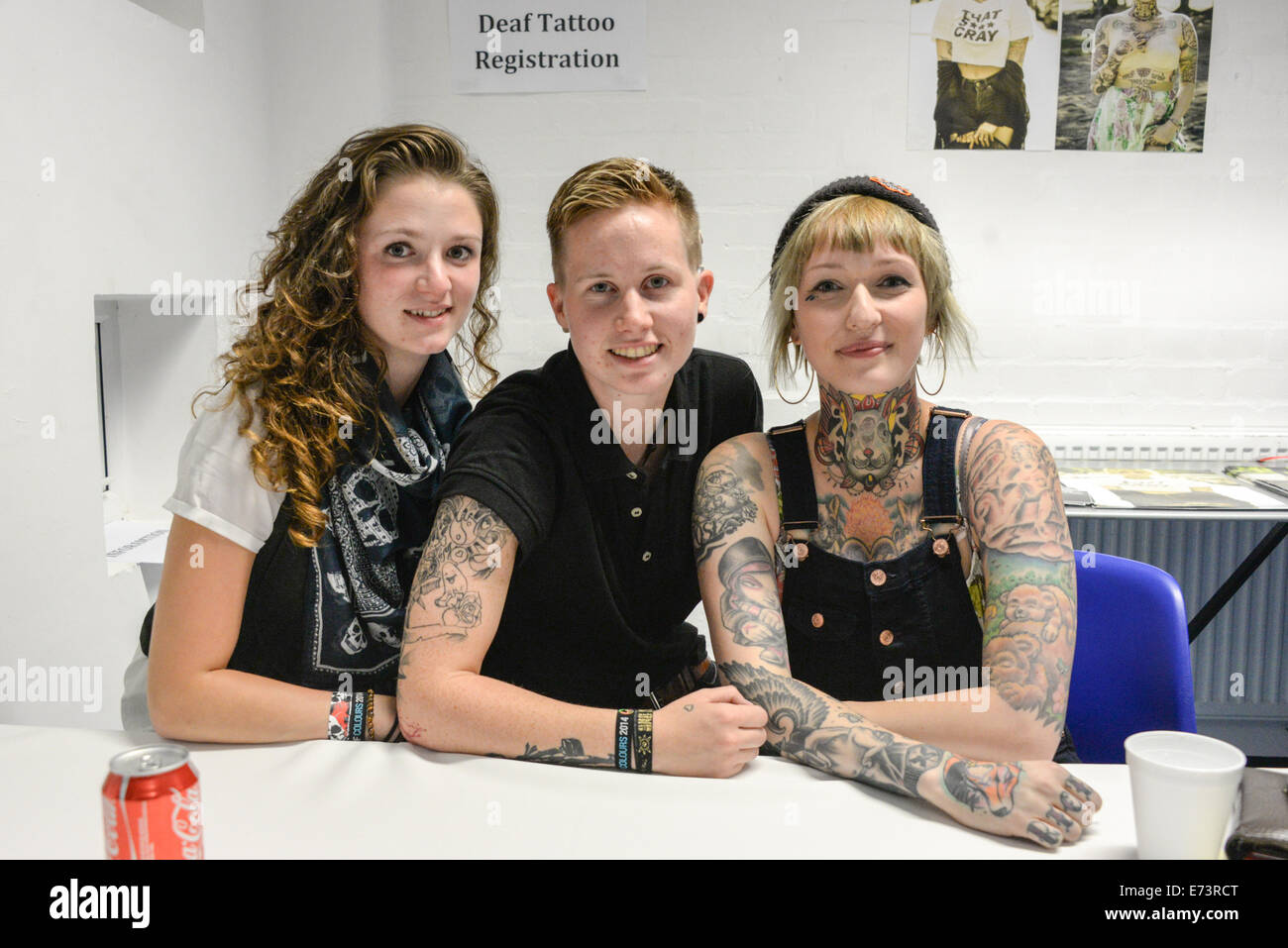 Londres, Reino Unido. El 5 de septiembre de 2014. Londres, Inglaterra, y Mel Tattoomodel Stanning motín - desde Berlín asiste a la 2ª Convención Internacional de tatuaje de sordos en St. John's Comunidad Sorda Centre en Londres. Crédito: Ver Li/Alamy Live News Foto de stock