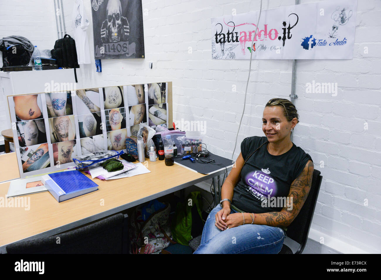 Londres, Reino Unido. El 5 de septiembre de 2014. Londres, Inglaterra, anfitriones de la gente asiste a la 2ª Convención Internacional de tatuaje de sordos en St. John's Deaf Community Center, tatuaje artistas vienen de todas partes del mundo y uno de Japón y Stanning Mel - Tattoomodel antidisturbios de Berlín en Londres. Crédito: Ver Li/Alamy Live News Foto de stock