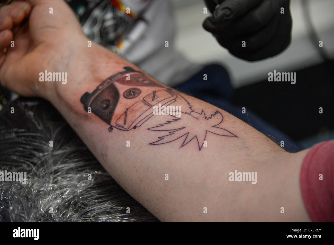 Londres, Reino Unido. El 5 de septiembre de 2014. 'Artista' de Kalu tatuaje tatuaje es un cliente con ocasión de la 2ª Convención Internacional de tatuaje de sordos en St. John's Comunidad Sorda Centre en Londres. Crédito: Ver Li/Alamy Live News Foto de stock