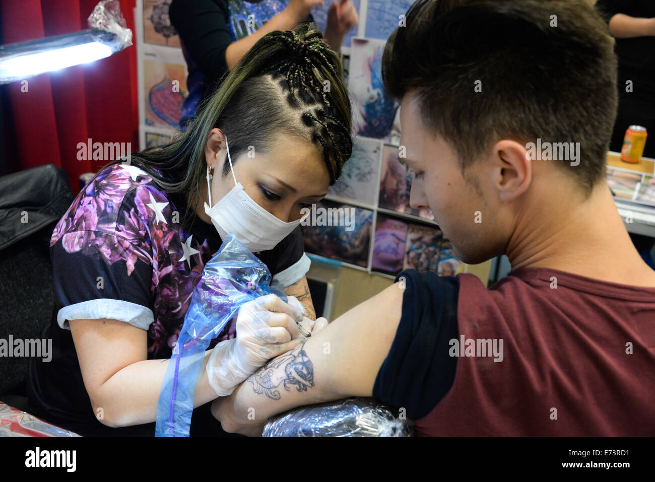 Londres, Reino Unido. El 5 de septiembre de 2014. Artista desde Japón 'silenciosa' de tinta en la 2ª Convención Internacional de tatuaje de sordos en St. John's Comunidad Sorda Centre en Londres. Crédito: Ver Li/Alamy Live News Foto de stock