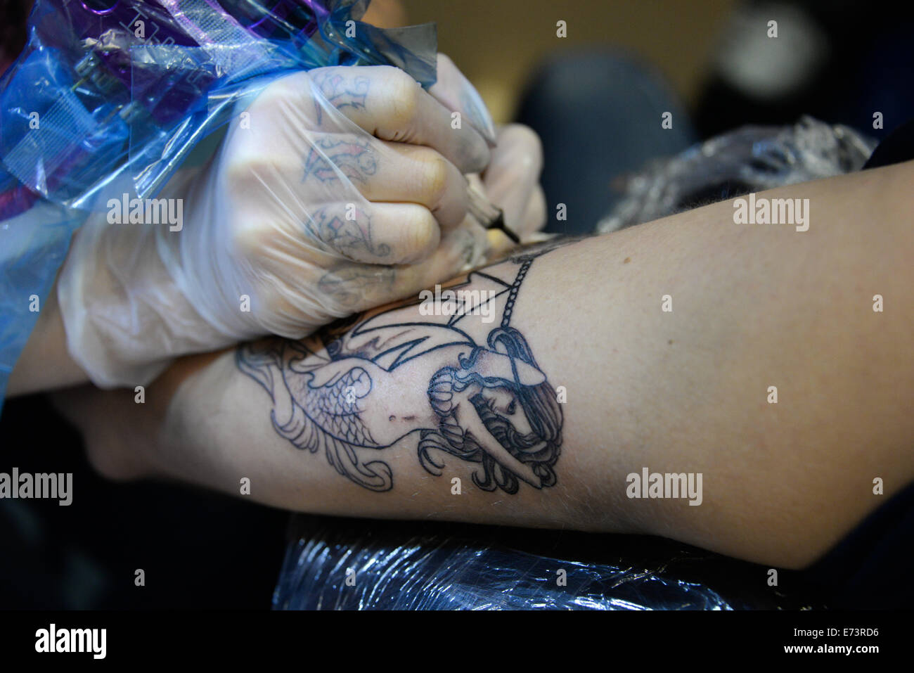 Londres, Reino Unido. El 5 de septiembre de 2014. Artista desde Japón 'silenciosa' de tinta en la 2ª Convención Internacional de tatuaje de sordos en St. John's Comunidad Sorda Centre en Londres. Crédito: Ver Li/Alamy Live News Foto de stock