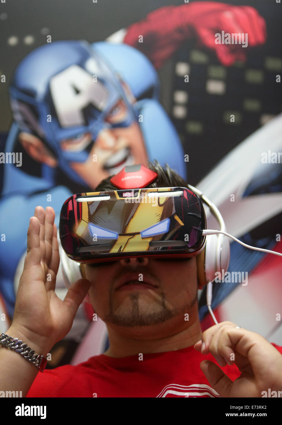 Berlín, Alemania. 5 Sep, 2014. Un visitante intenta un engranaje Samsung VR en el stand de Samsung durante la 54ª feria de electrónica de consumo IFA en Berlín, Alemania, el 5 de septiembre, 2014. La 54ª feria de electrónica de consumo IFA, la mayor de Europa de la electrónica de consumo y electrodomésticos justo, arrancó el viernes en Berlín, mostrando las nuevas tendencias de la tecnología en el mundo. Crédito: Zhang Xinhua/ventilador/Alamy Live News Foto de stock