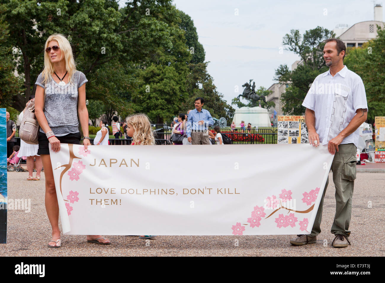 Miembros de PETA protestan en frente de la Casa Blanca contra japoneses pescar delfines - Washington, DC, EE.UU. Foto de stock