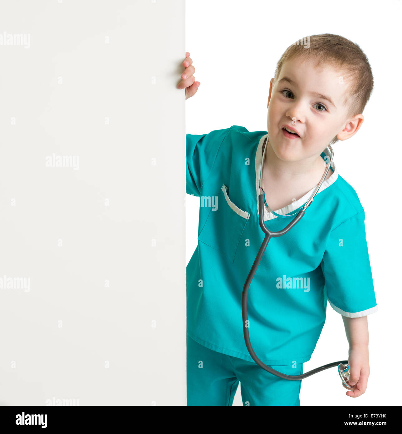 Niñito en doctor palo detrás en blanco aislado de banner Foto de stock