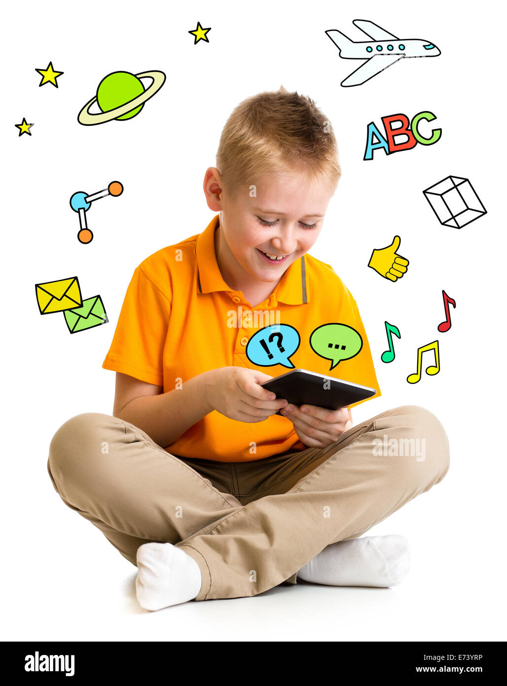 Kid muchacho sentado con tablet pc y aprender o jugar con gran interés Foto de stock