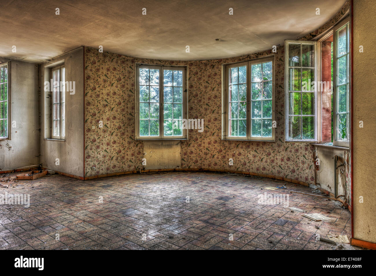 Salón dilapidados en una casa abandonada Foto de stock