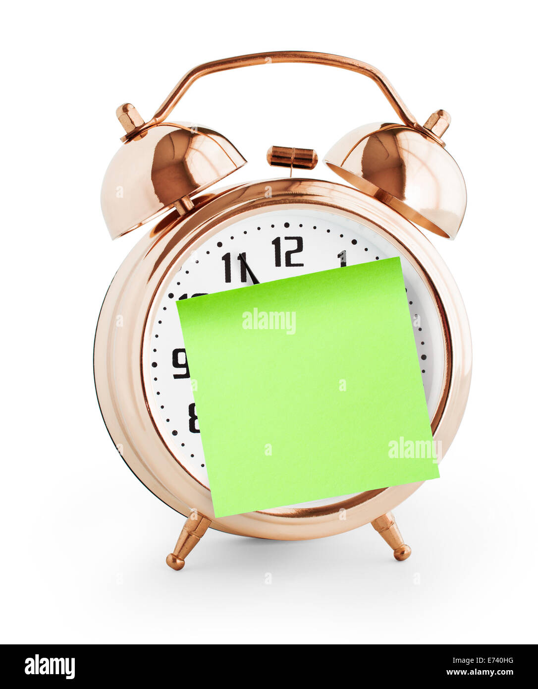 Reloj despertador con la nota verde para mensaje aislado en blanco Foto de stock