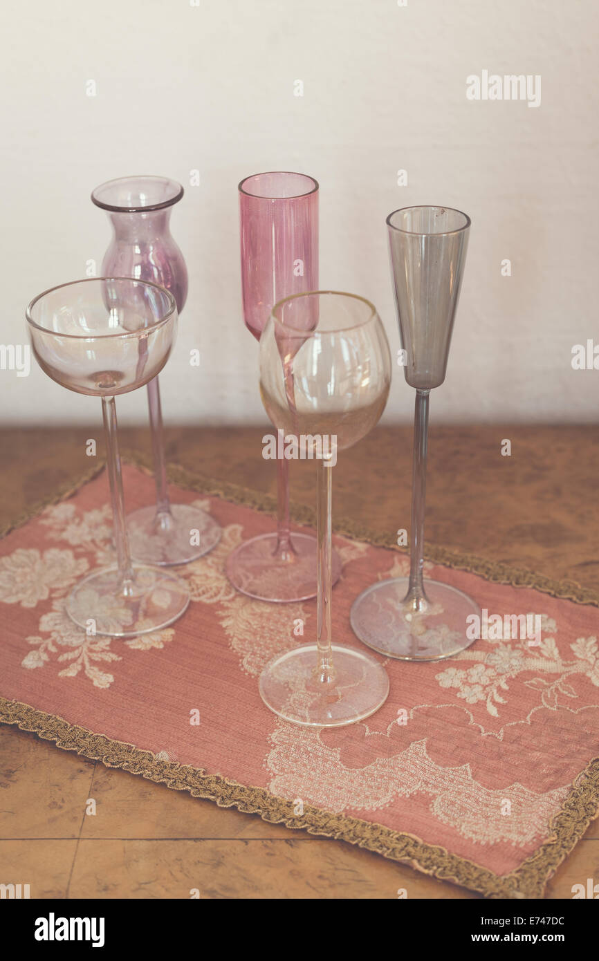 https://c8.alamy.com/compes/e747dc/vintage-wine-vasos-de-cristal-e747dc.jpg