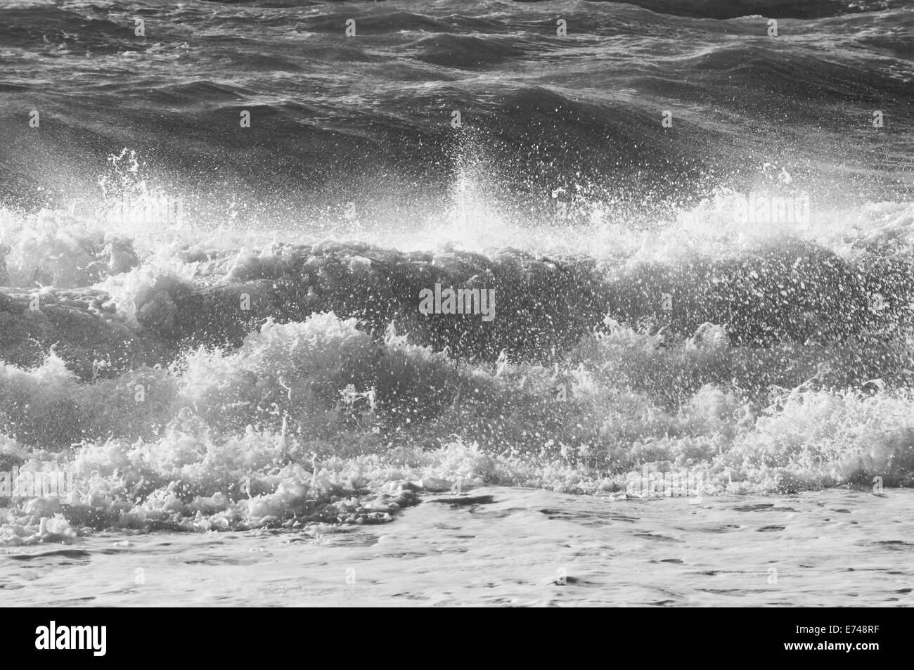 Invierno olas rompiendo en la playa de guijarros Foto de stock