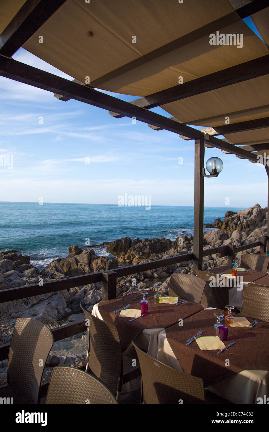 Restaurante con vista al mar en Cefalu, Sicilia Foto de stock