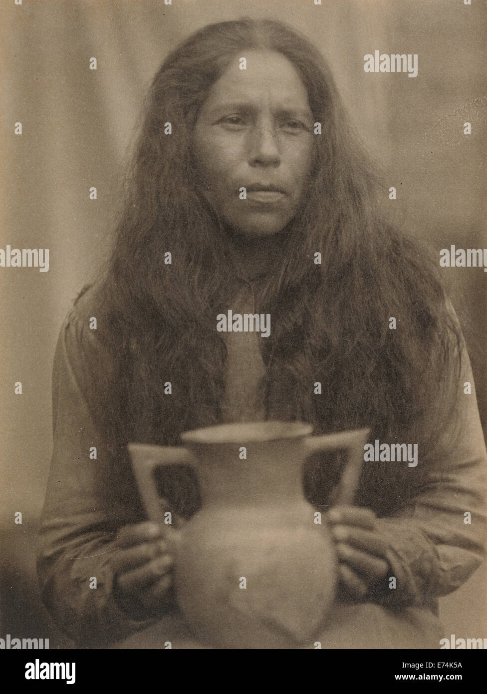 Mujer Cherokee, Carolina del Norte; atribuye a Doris Ulmann, Americana, 1882 - 1934; alrededor de 1929; Platinum print Foto de stock