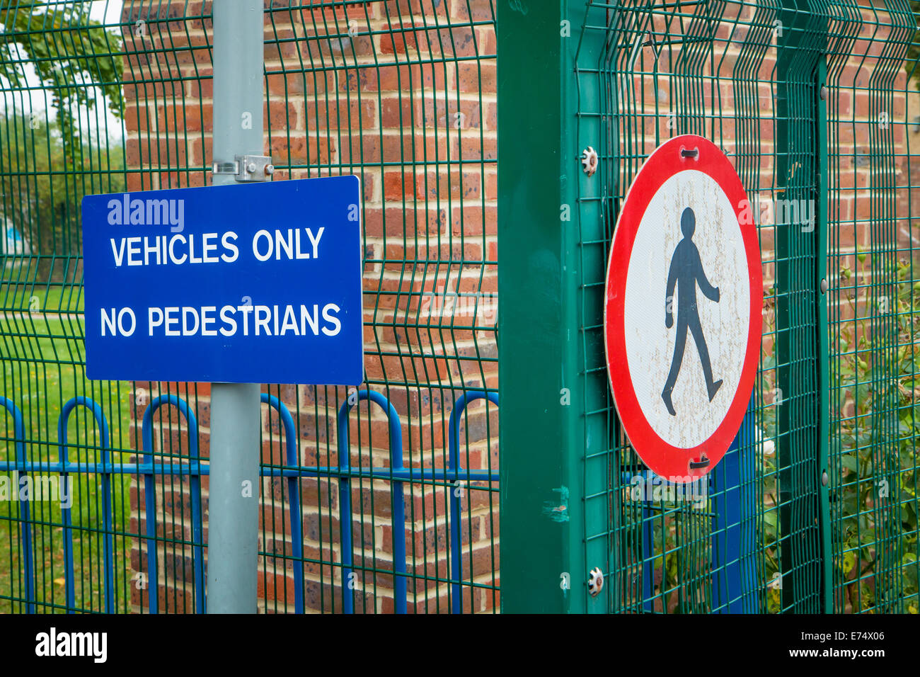 Signos que restringen el acceso a los peatones Foto de stock