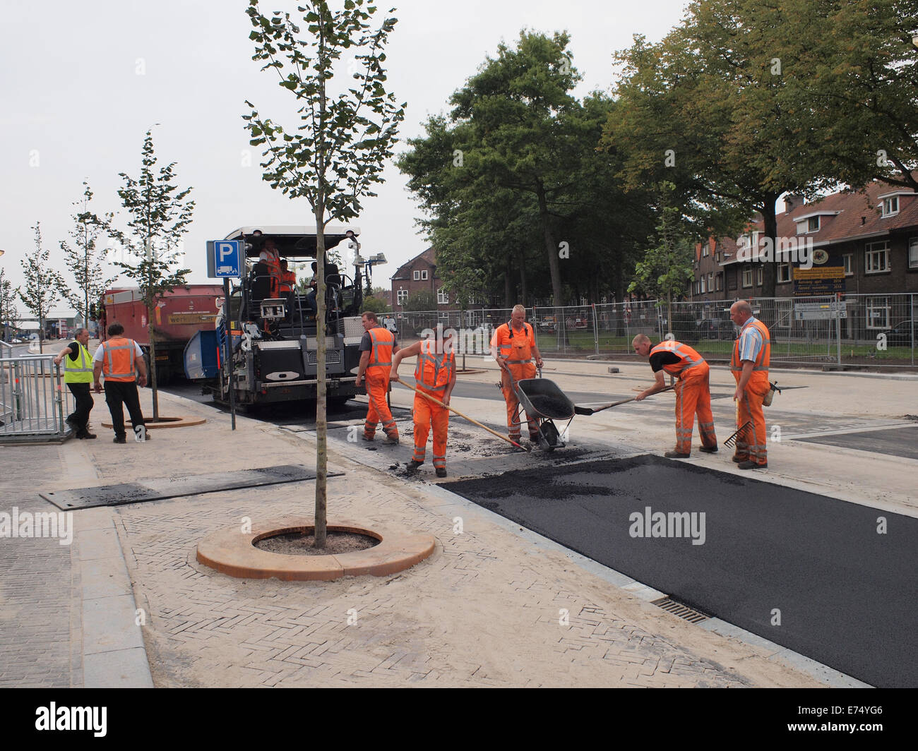 Los hombres poniendo asfalto top coat sobre la nueva carretera Stationslaan en Breda, Holanda Foto de stock