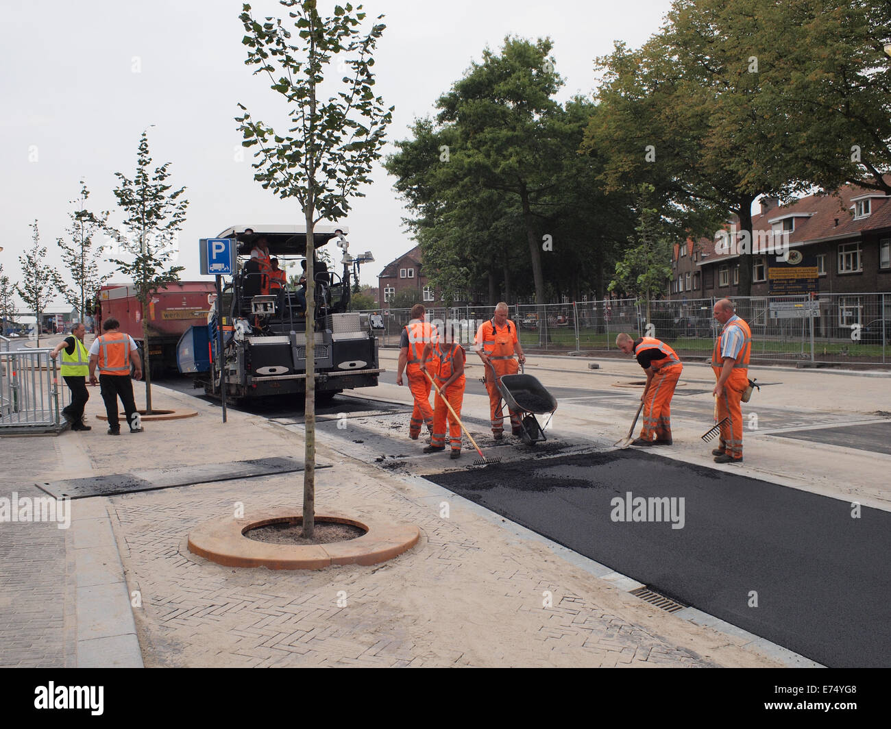 Los hombres poniendo asfalto top coat sobre la nueva carretera Stationslaan en Breda, Holanda Foto de stock