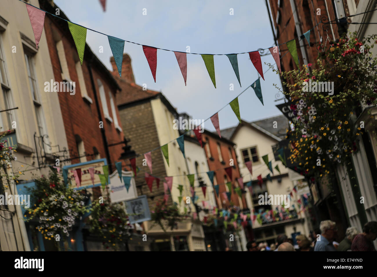 Banderas amarradas entre tiendas locales en el centro de la ciudad de Hereford Foto de stock